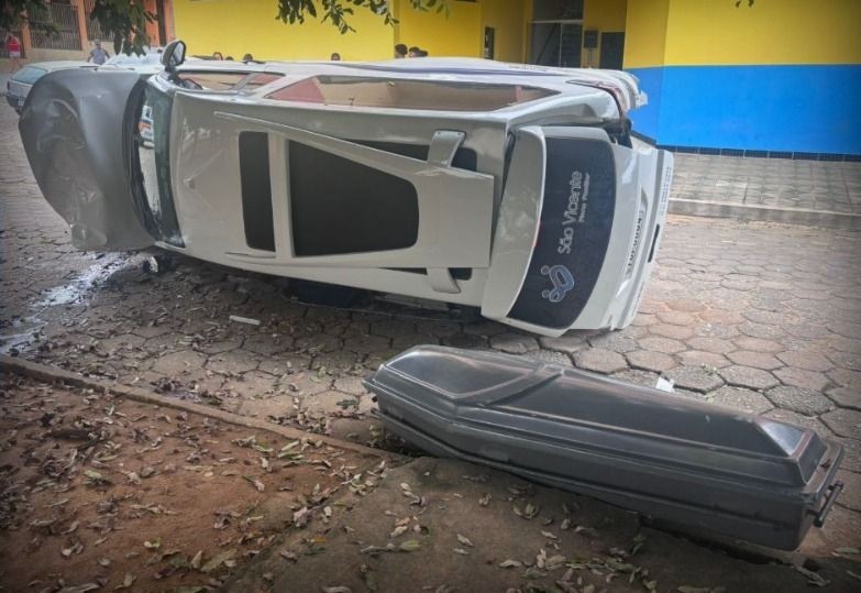Carro tombado após acidente envolvendo quatro veículos na Rua Coronel Brandão, no Centro de Mutum