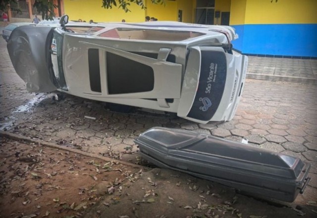 Acidente envolve quatro veículos e carro de funerária tomba no Centro de Mutum