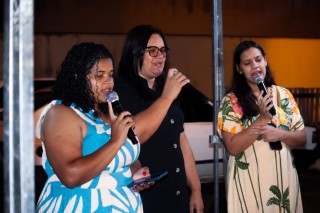 Integrantes de ministérios de louvor cantam durante programação do Despertai Ibitirama.