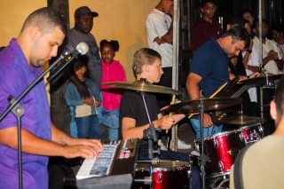 Músicos e participantes acompanham apresentação durante o Despertai Ibitirama, realizado em Ibitirama.