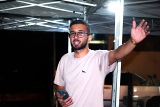 Organizador do evento Despertai Ibitirama fala ao público durante a programação noturna.