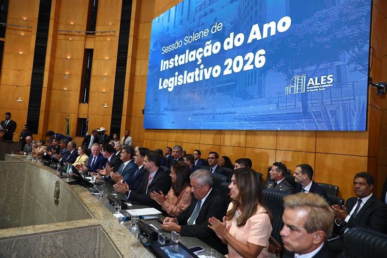 Autoridades sentadas à mesa diretora da Assembleia Legislativa do Espírito Santo tendo, ao centro, o governador Renato Casagrande e o presidente da Ales, Marcelo Santos, junto a membros do Judiciário e Executivo.