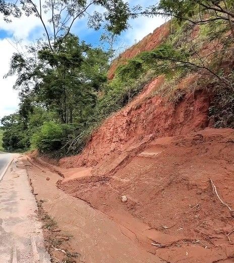 Imagem de barranco de terra vermelha parcialmente cedido às margens da pista em Bom Jesus do Norte.