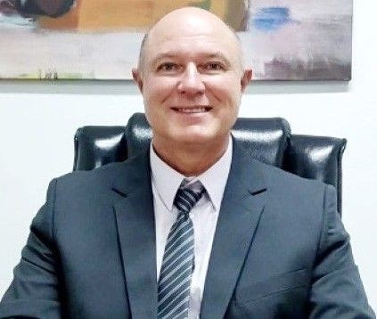 Deputado estadual Coronel Weliton sentado em uma poltrona e sorrindo, autor do projeto que denomina o trecho da ES-185 como Nahim Alcure.