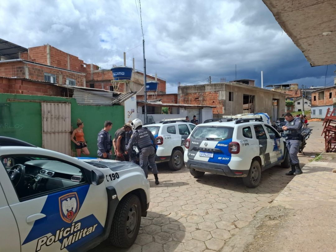 Viaturas da Polícia Militar durante operação que resultou na prisão de dois suspeitos por tráfico de drogas em Guaçuí.