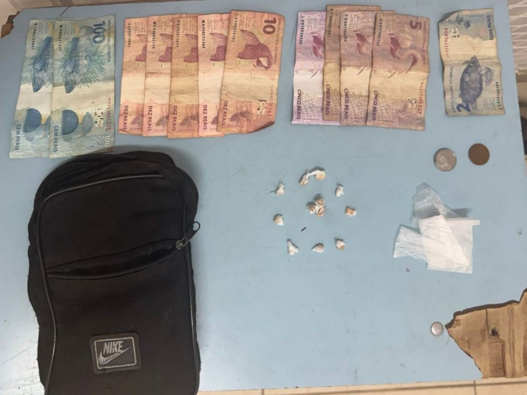 Drogas, dinheiro e material apreendidos pela Polícia Militar durante ocorrência de tráfico no bairro Lagoa, em Guaçuí.