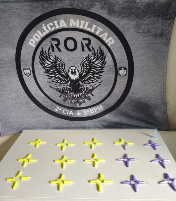 PM apreende 60 pinos de cocaína no Beco do Miolo, em Guaçuí