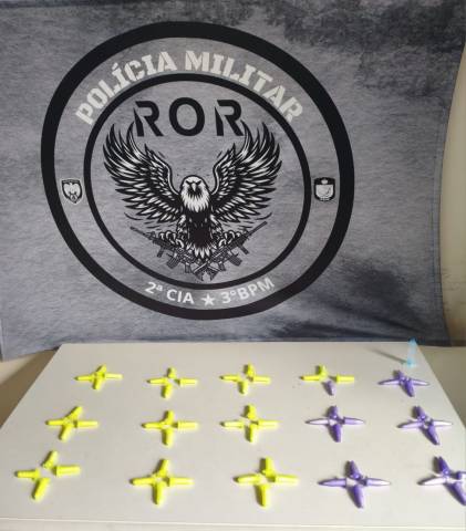 PM apreende 60 pinos de cocaína no Beco do Miolo, em Guaçuí