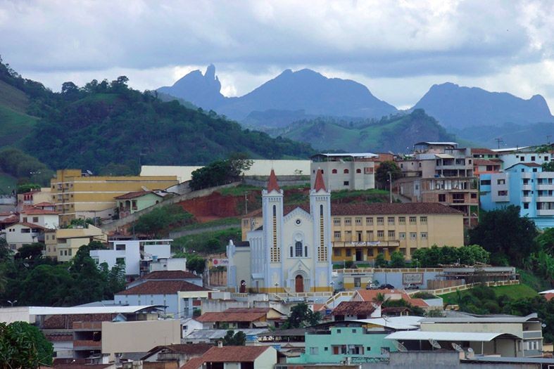 Vista panorâmica da cidade de Alegre, no Espírito Santo, destacando a região central e a Igreja Matriz, em contexto de reconhecimento por transparência pública.