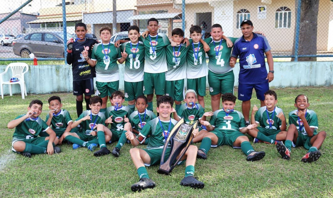 Equipe Sub-13 de Espera Feliz comemora com troféu e medalhas após o título na Copa Dores do Rio Preto de Futebol de Base..