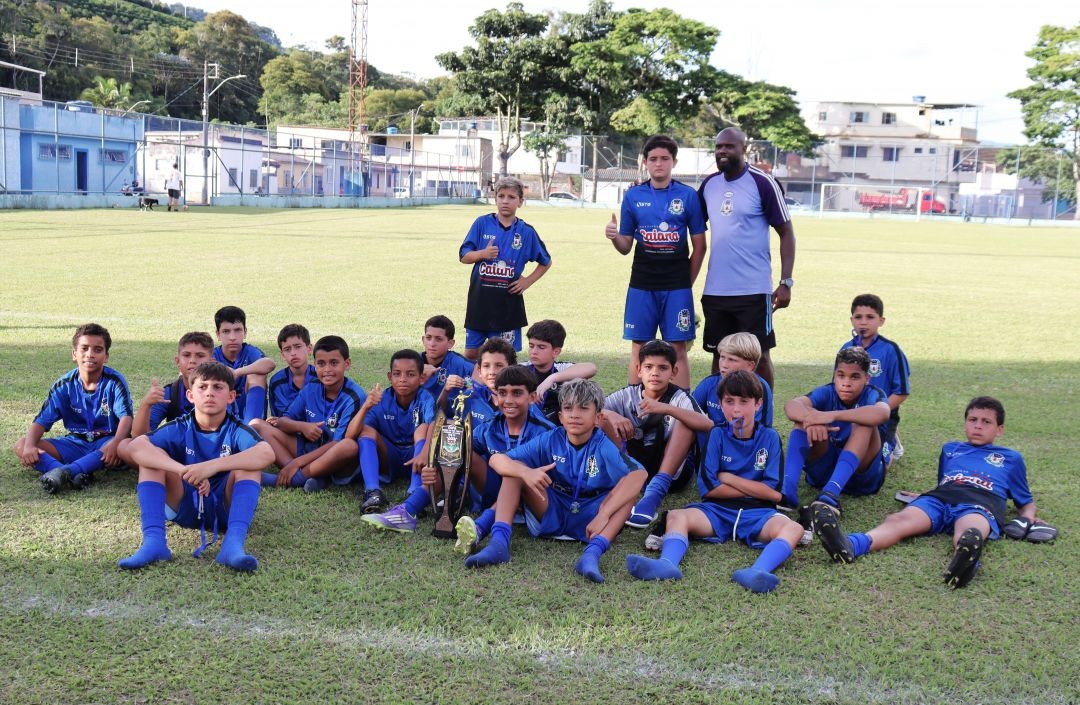 Escolinha Nova Geração, de Caiana, posa com troféu e medalhas pelo vice na Copa Dores do Rio Preto Sub-13.