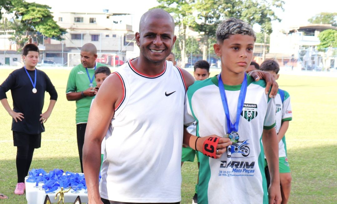 4.	Vereador Gugu posa ao lado do artilheiro da competição, que exibe medalha no peito, durante a premiação da Copa Dores do Rio Preto de Futebol de Base.