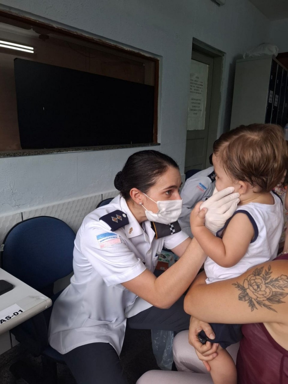 Atendimento odontológico infantil realizado por profissional da PMES durante programa preventivo no 3º BPM.