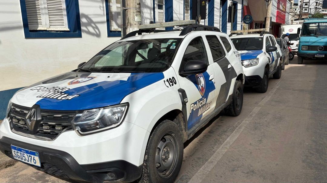 Viaturas da Polícia Militar do Espírito Santo estacionadas em via urbana, representando o reforço no policiamento para o Muniz Folia 2026.