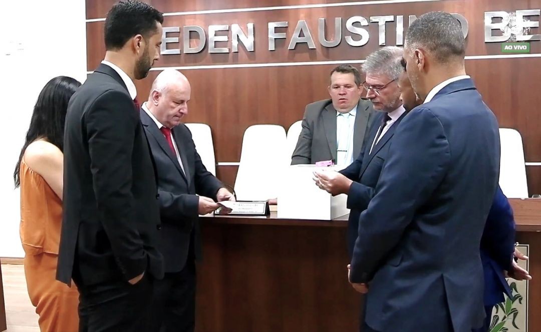 Vereadores e representantes reunidos na Mesa Diretora da Câmara Municipal de Ibatiba durante sessão que recebeu denúncia por infração político-administrativa contra o prefeito Luis Carlos Pancoti.