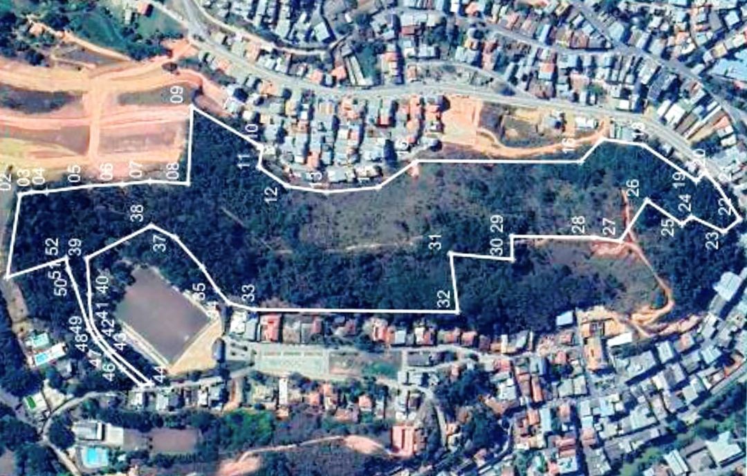 Imagem aérea com demarcação da área da Reserva Jovelino Nunes, destacando os limites territoriais e a vegetação existente em meio ao perímetro urbano de Iúna.