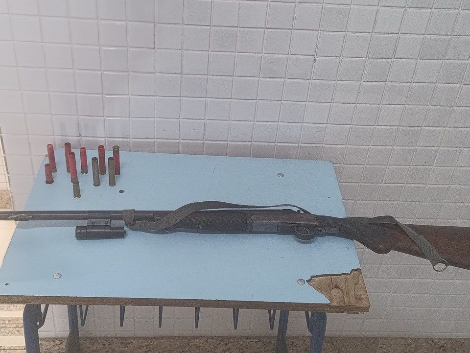 Espingarda calibre 36 e munições apreendidas pela Polícia Civil durante operação na zona rural de Ibitirama.