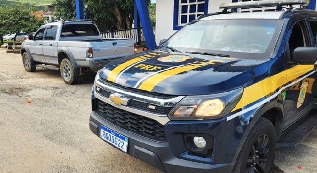 Viatura da Polícia Rodoviária Federal estacionada ao lado de caminhonete prata durante ocorrência registrada na BR-262, em Ibatiba, no Espírito Santo.