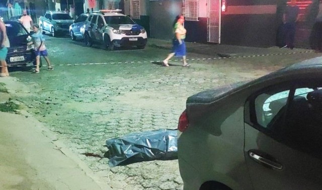 Homem é morto a facadas e pedradas após discussão em bairro de Ibatiba
