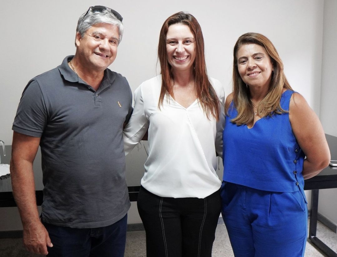 Secretária Cyntia Grilo posa ao lado do prefeito de Iúna, Romário Viera, e a secretária municipal de Assistência Social, Lusmar Vieira – Tuca, após agenda institucional em Iúna, durante anúncio de novos investimentos para a assistência social.