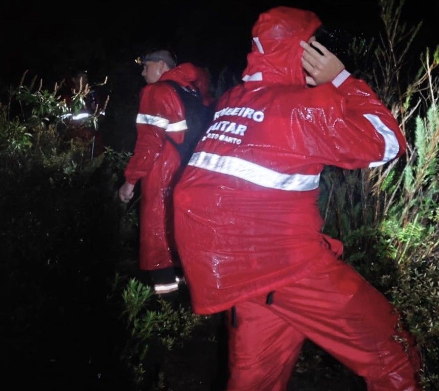 Equipe do Corpo de Bombeiros durante as buscas aos irmãos, à noite, no Parque Nacional do Caparaó.