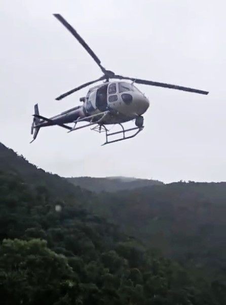 Helicóptero do Notaer sobrevoa área de mata fechada na região do Caparaó durante operação de busca por dois irmãos desaparecidos.