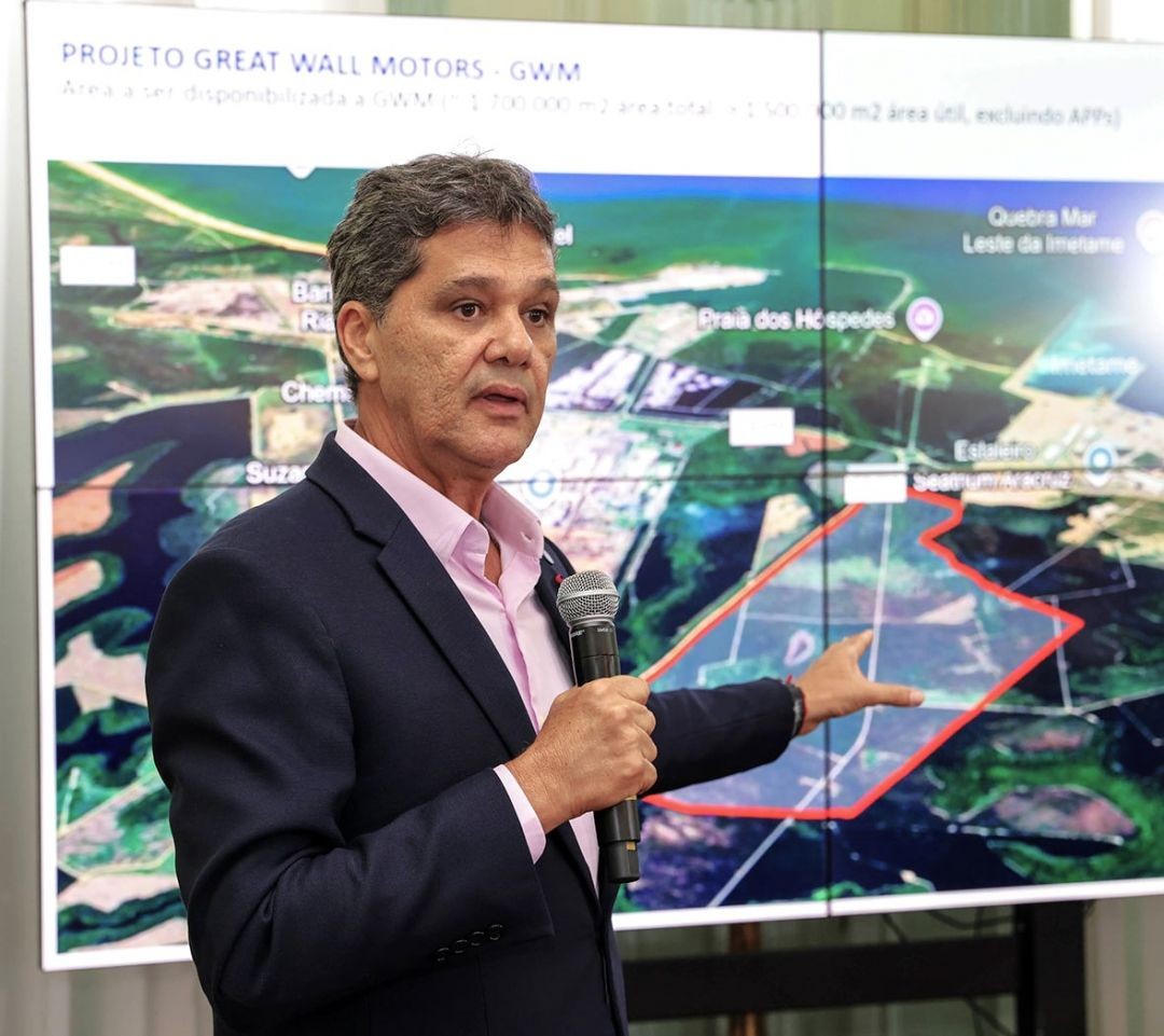 Vice-governador Ricardo Ferraço aponta em mapa projetado a área destinada à instalação da fábrica da GWM no Parque Industrial de Aracruz, durante apresentação do projeto.