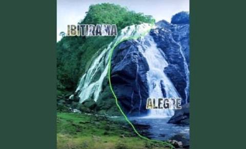 Fotografia da imponente Cachoeira da Fumaça dividida por uma linha verde central. Do lado esquerdo, o texto 