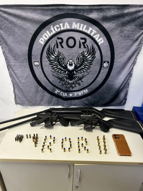 Armas, munições e celular apreendidos pela Polícia Militar durante ocorrência no bairro Antônio Francisco Moreira, em Guaçuí.