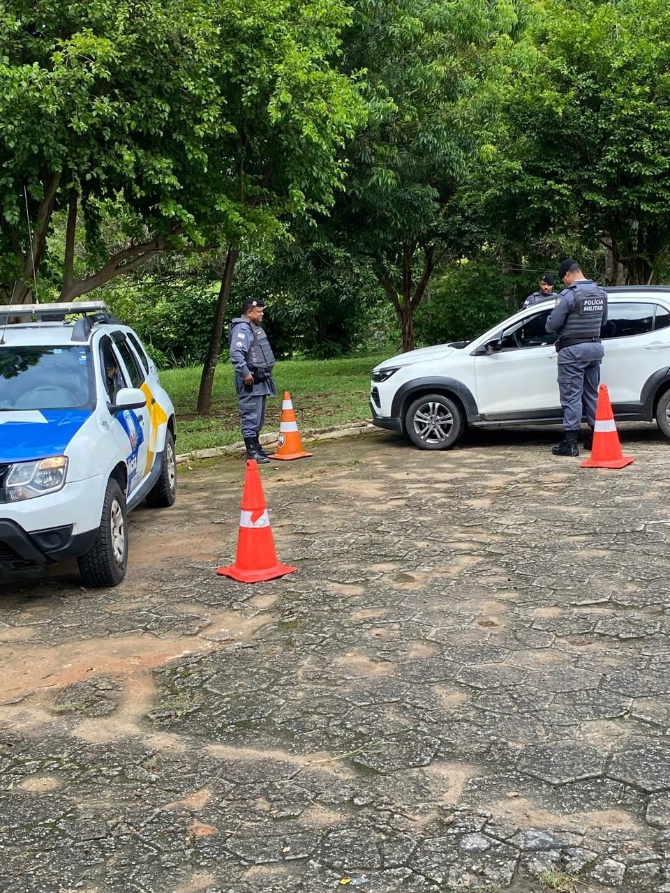 Equipe da Polícia Militar fiscaliza veículo durante operação de trânsito com foco na segurança viária.