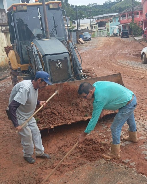 Prefeitura de Ibitirama intensifica limpeza após chuva em Santa Marta
