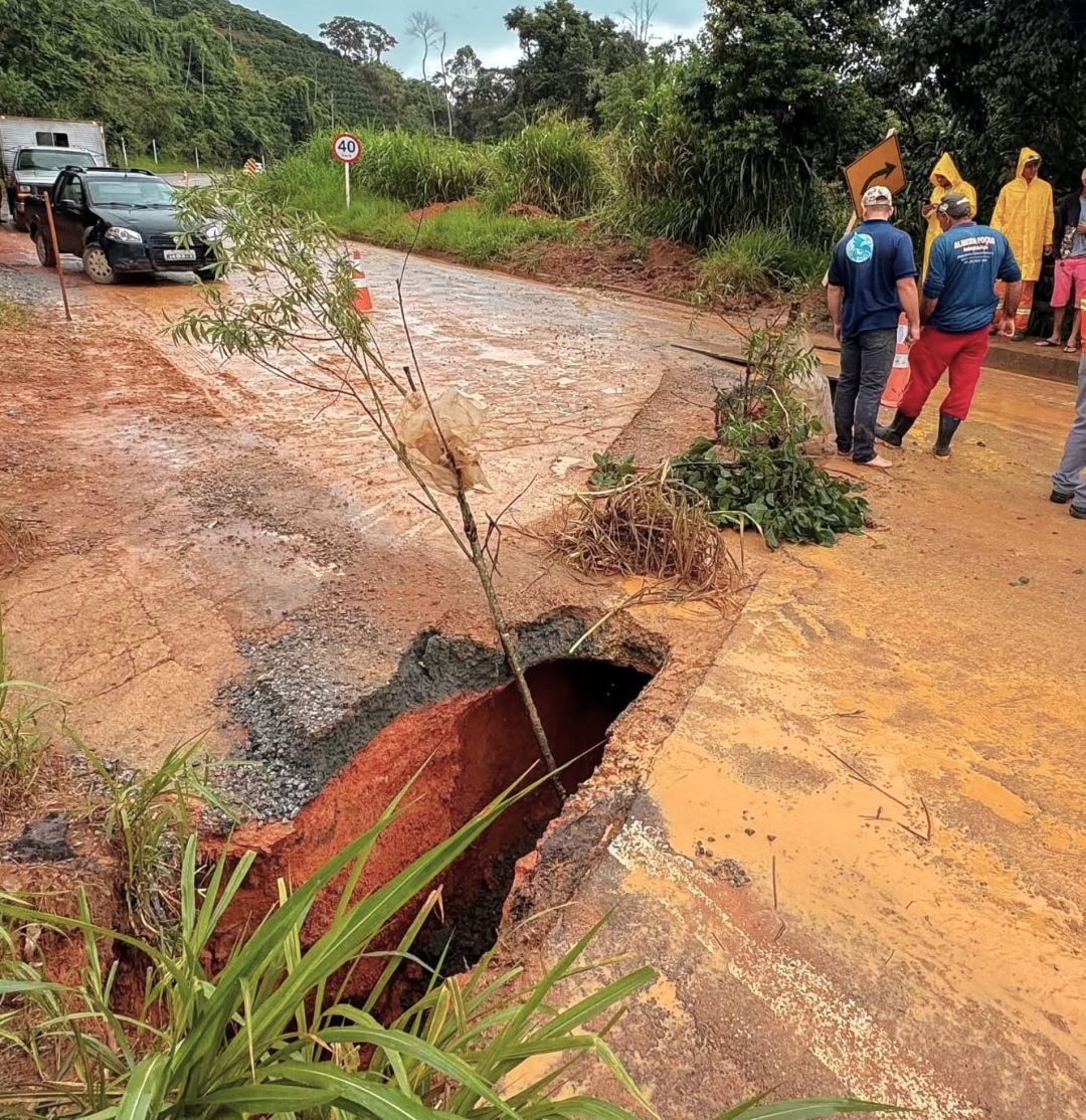 Foto da ponte na Rodovia ES-185 em Iúna, mostrando equipes de manutenção ou sinalização de interdição devido aos danos causados pelas chuvas.