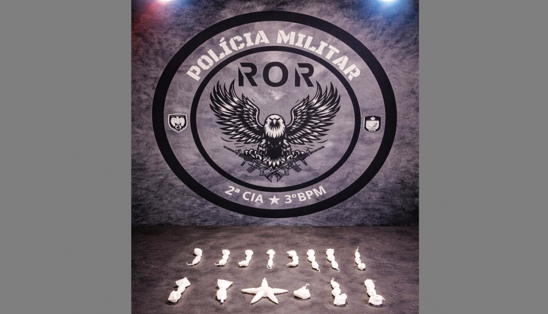 Imagem oficial da Polícia Militar do Espírito Santo mostrando pinos e buchas de cocaína organizados sobre uma superfície escura, com o brasão da ROR (2ª CIA / 3º BPM) ao fundo
