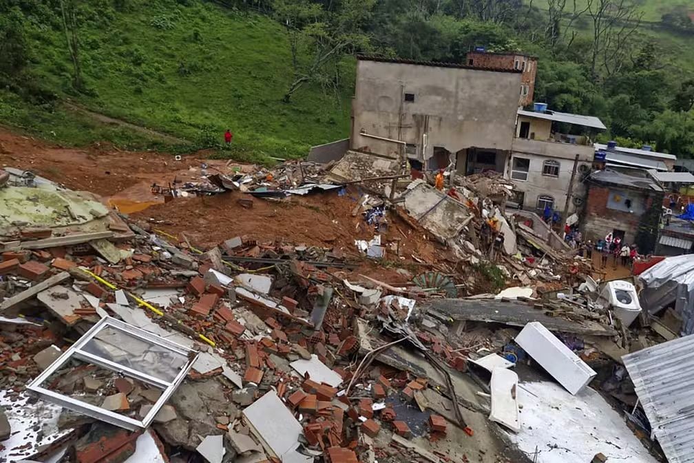 Prédios destruídos pelas chuvas na cidade de Juiz de Fora-MG
