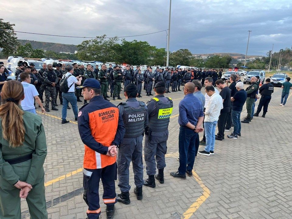Agentes das forças de segurança pública reunidos durante operação integrada no Espírito Santo, com presença de policiais militares, bombeiros e autoridades.