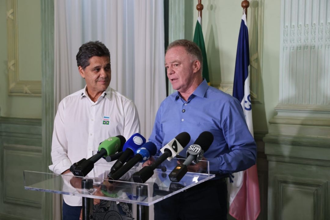 Renato Casagrande anuncia renúncia ao cargo de governador do Espírito Santo em coletiva no Palácio Anchieta, ao lado do vice-governador Ricardo Ferraço, em Vitória.