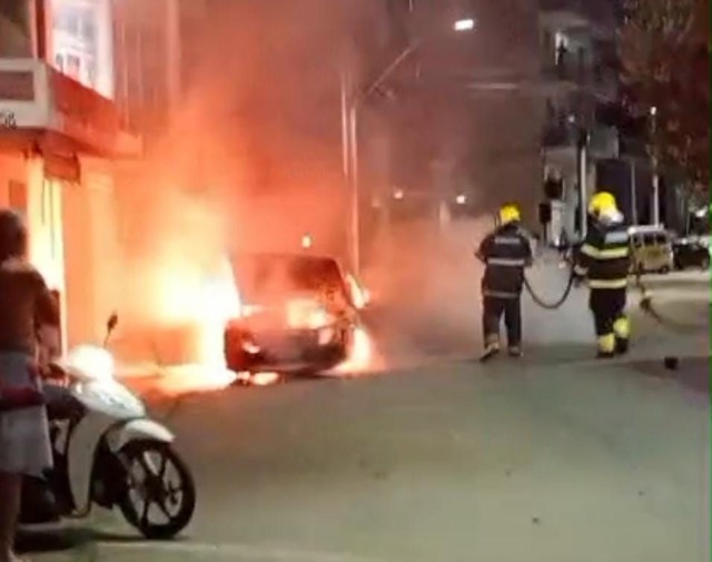 Briga no trânsito termina com carro incendiado e três detidos em Guaçuí