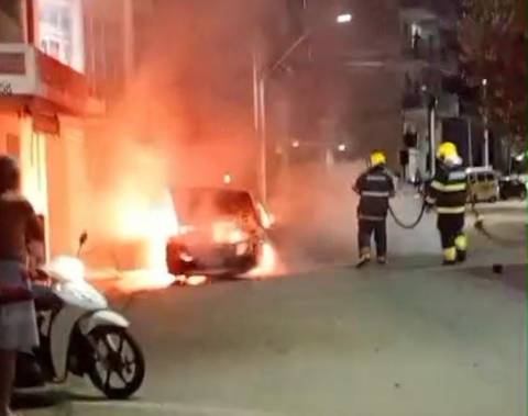 Briga no trânsito termina com carro incendiado e três detidos em Guaçuí