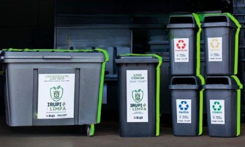 Conjunto de novos containers do programa Irupi + Limpa, incluindo lixeira grande para lixo reciclável e recipientes menores para coleta seletiva de plástico, papel, vidro e metal.