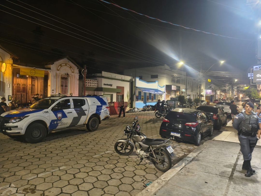 Viatura da Polícia Militar durante atendimento de ocorrência de perturbação do sossego em frente a casa noturna na Avenida Espírito Santo, em Guaçuí.