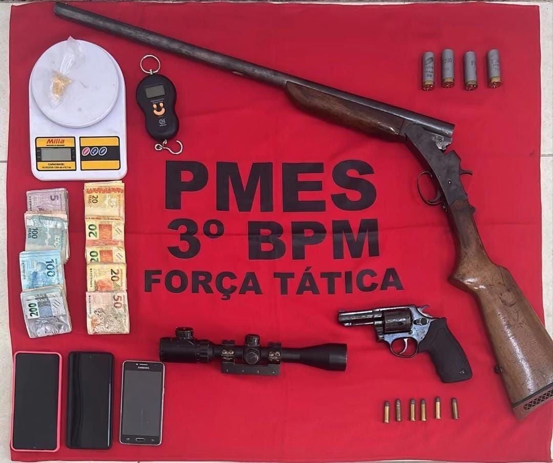 Armas de fogo, munições, dinheiro, celulares e drogas apreendidos pela Polícia Militar durante operação no Córrego de Santa Luzia, zona rural de Alegre.