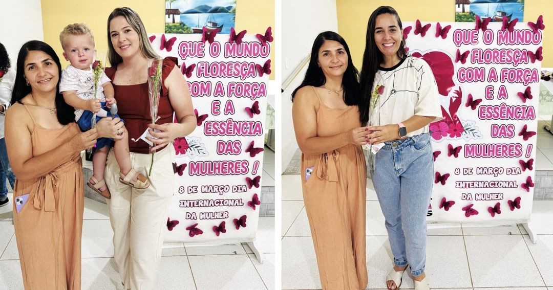 A primeira dama Diana Moura entrega botões de rosa a uma servidora de blusa vinho, tendo uma criança em seu colo, e também a outra mulher de blusa branca, tendo um cartaz atrás com os dizeres: 