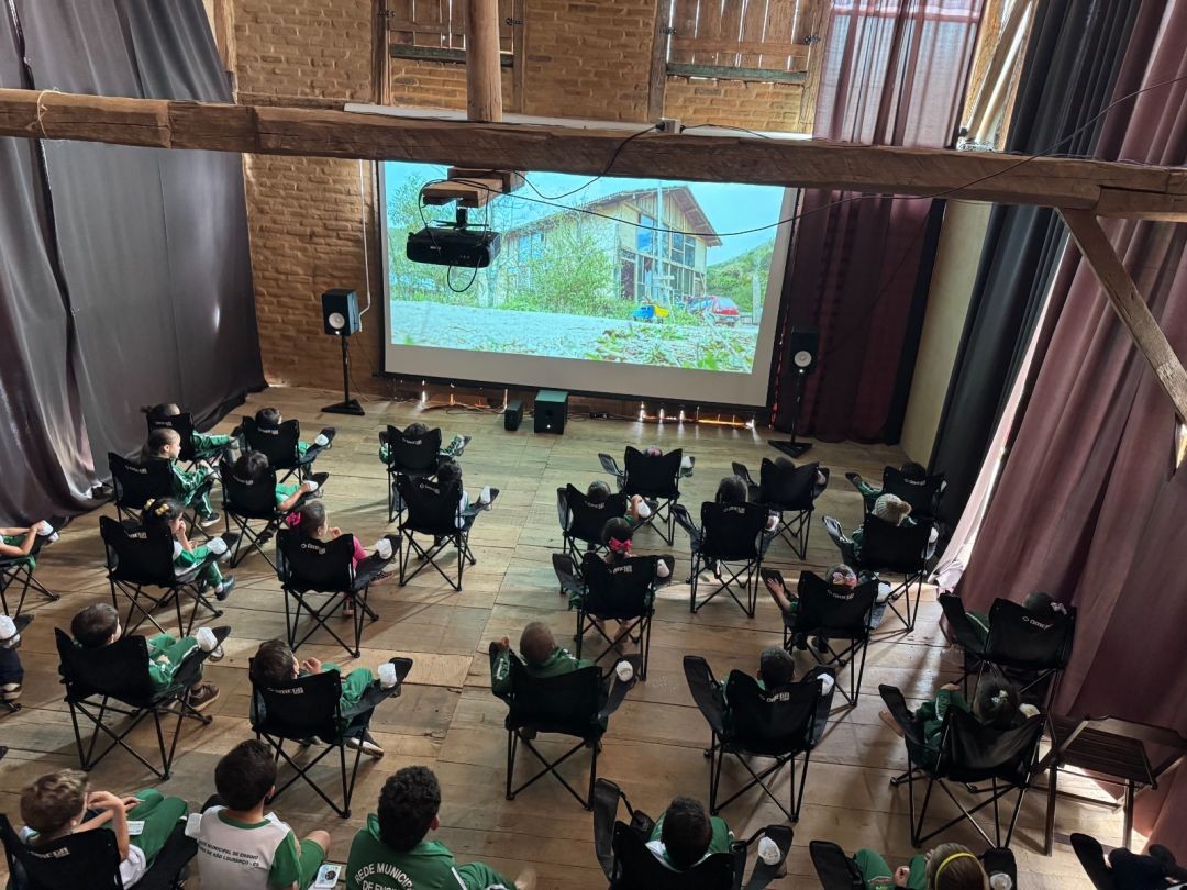 Alunos participam de atividade cultural com sessão de cinema em espaço cultural no distrito de Patrimônio da Penha.
