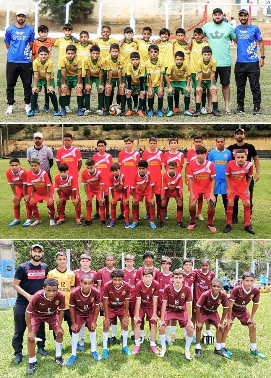 Montagem com as equipe de futebol infantil (Sub-11, Sub-13 e Sub-15) de Irupi posando para foto oficial no gramado. Os atletas do Sub-11 usam uniformes amarelos e verdes, enquanto os do Sub-13 estão com uniforme vermelho, com detalhes em branco e patrocinador no peito, e os jogadores do Sub-15 estão com uniformes vinho, com o escudo do município de Irupi.