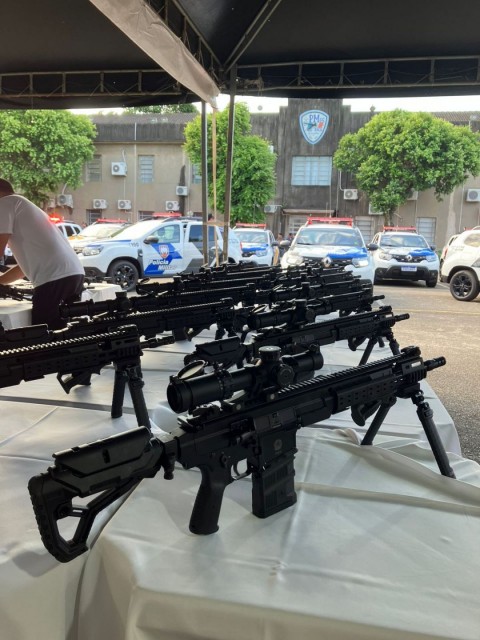 Fuzis e viaturas da Polícia Militar do Espírito Santo expostos durante entrega oficial de novos equipamentos de segurança.