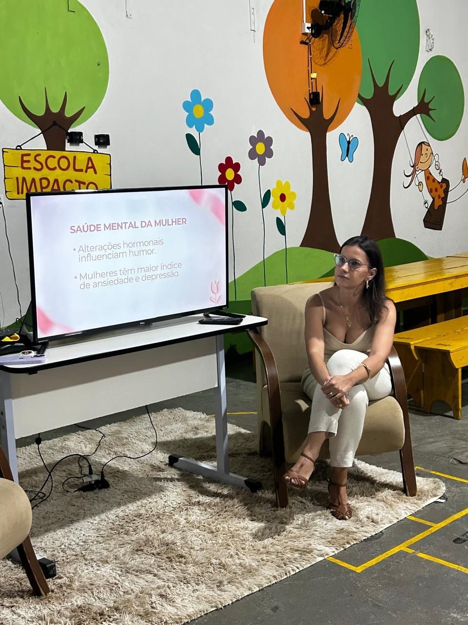 Endocrinologista apresenta conteúdo sobre saúde mental e hormonal durante palestra educativa na Escola Impacto.