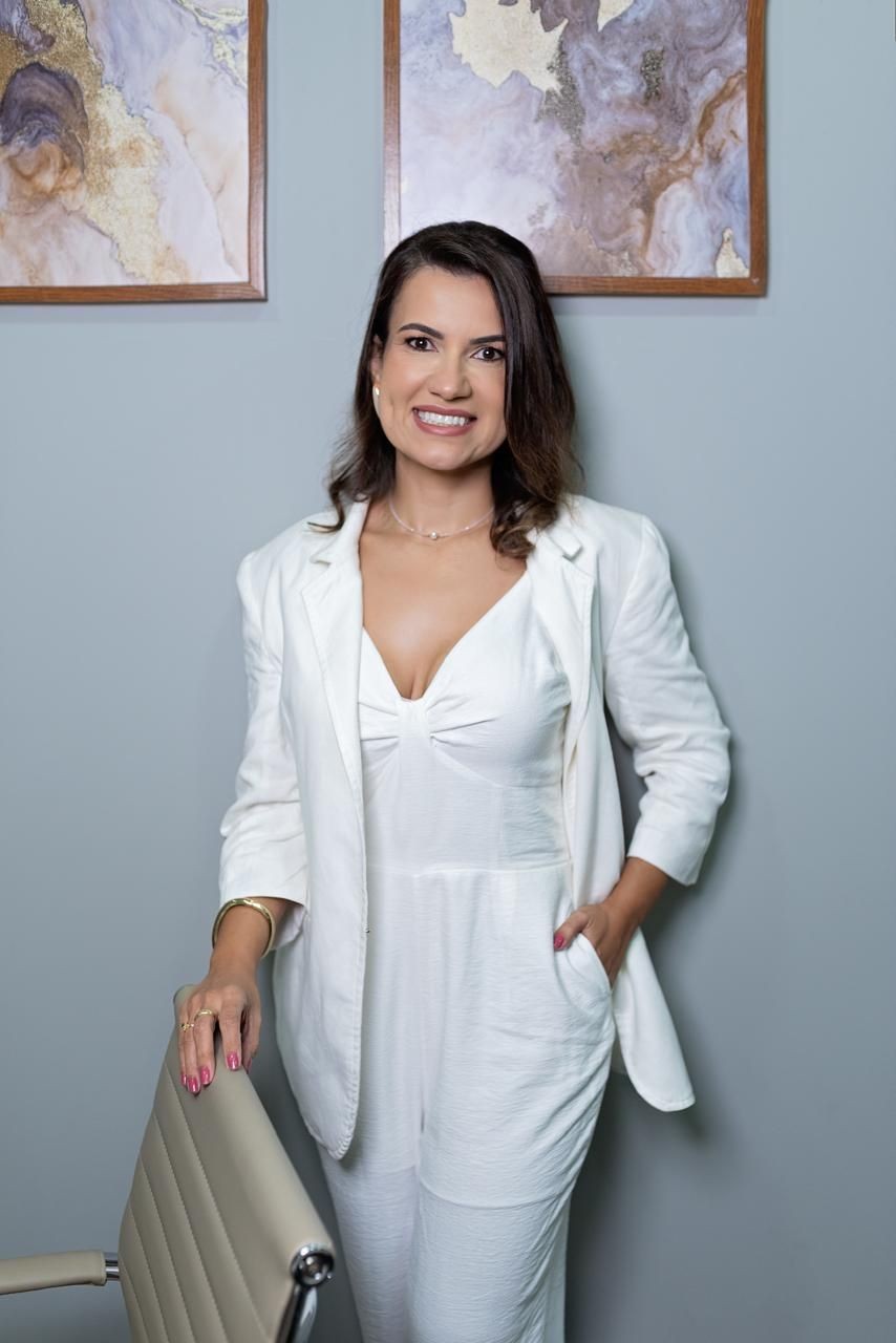 Retrato da endocrinologista Patrícia Machado Ribeiro em consultório.