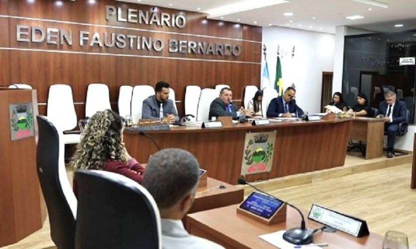 Sessão da Câmara Municipal de Ibatiba com vereadores reunidos em plenário durante votação de denúncia contra o prefeito do município.