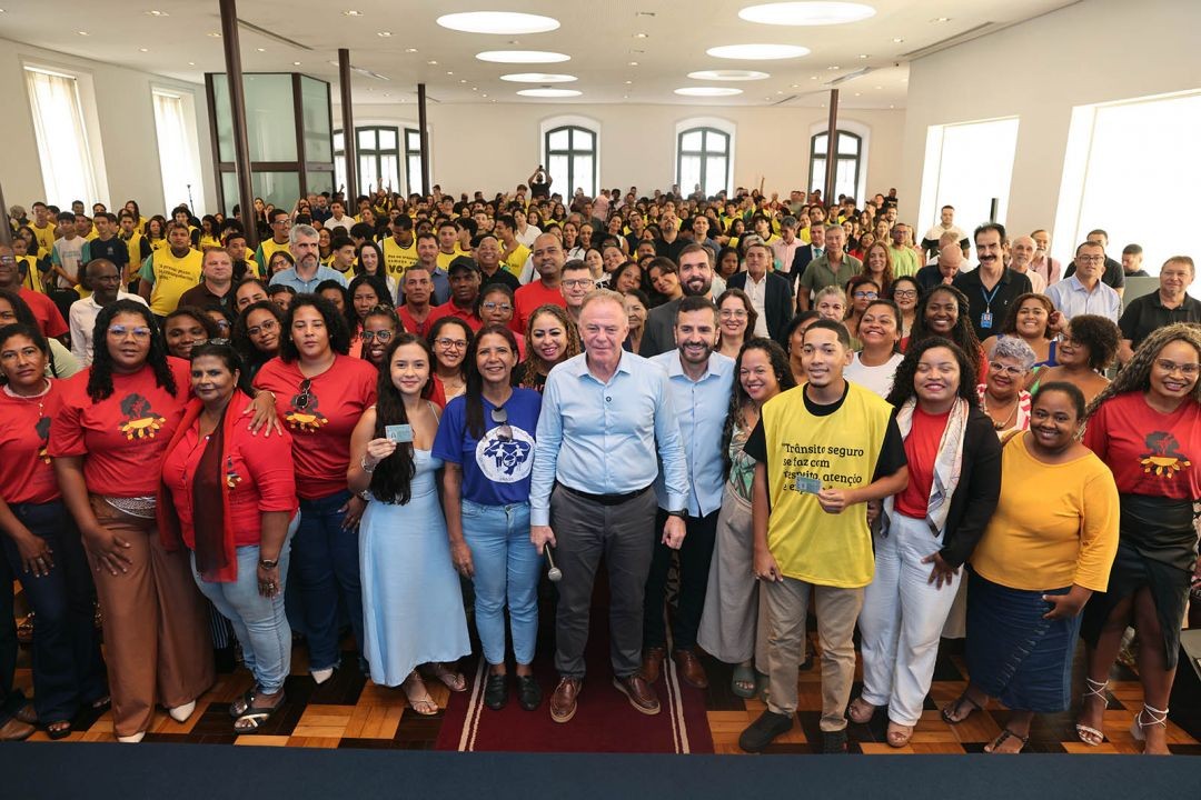 Auditório lotado durante o lançamento do programa CNH Social 2026, com autoridades e participantes reunidos em evento oficial no Espírito Santo.