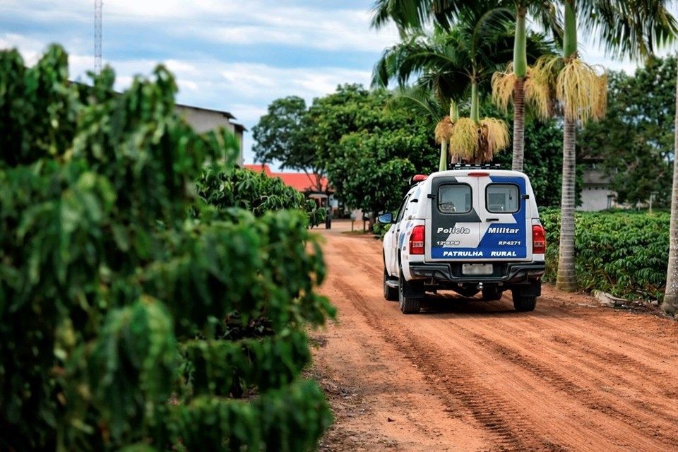 Viatura da Polícia Militar realiza patrulhamento em estrada rural durante a Operação Colheita no interior do Espírito Santo.